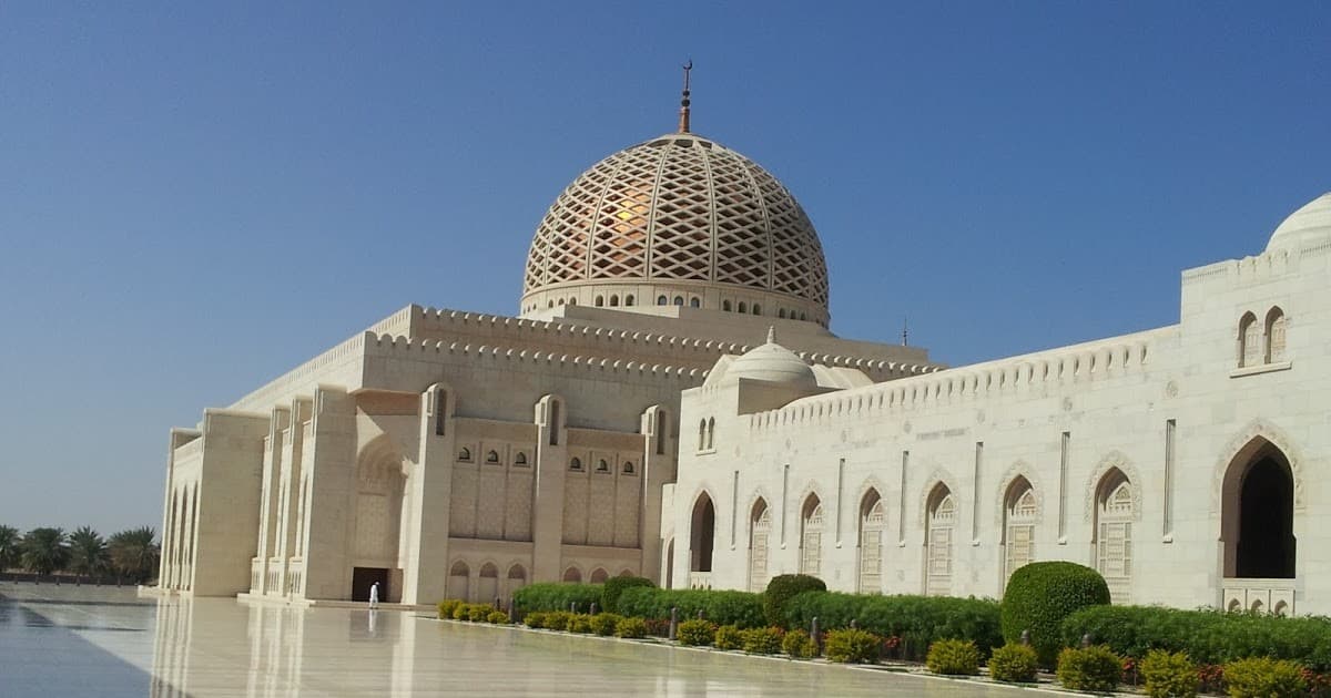 Grand Mosque and Sultan Al Alam Palace Layover